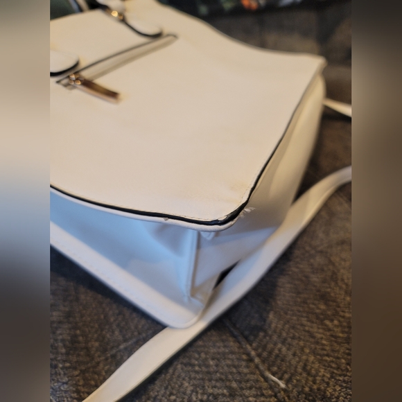 White laser cut two way shoulder bag - Picture 11 of 15